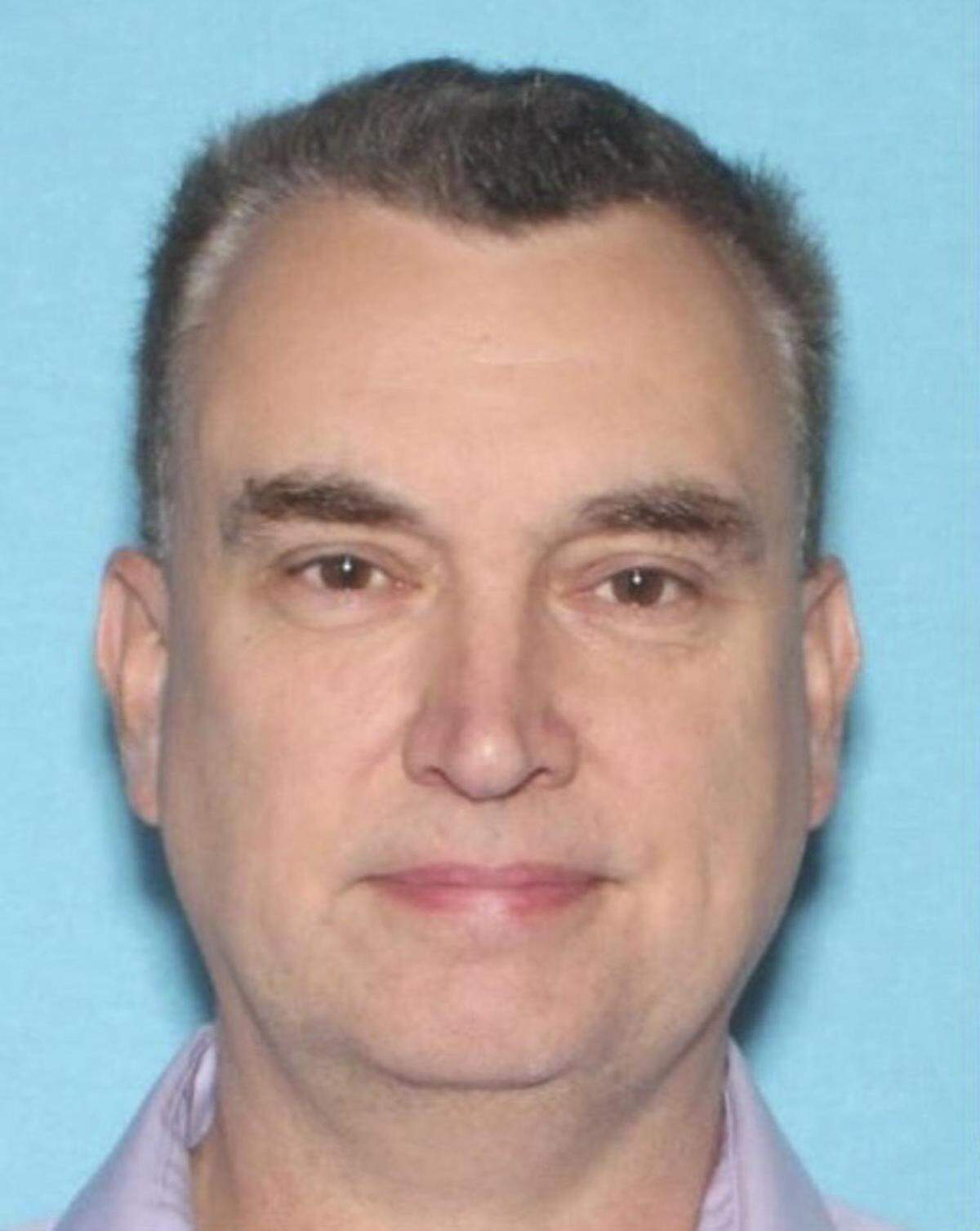 Una fotografía difundida en las redes sociales por el Departamento de Seguridad Pública de Minnesota muestra a Vance Luther Boelter, de 57 años, a quien la policía busca para interrogarlo en relación con el asesinato de la asambleísta estatal demócrata Melissa Hortman y su esposo Mark, en Brooklyn Park, Minnesota, el sábado 14 de junio de 2025.
