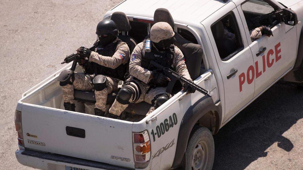 Foto de archivo de una patrulla de la policía custodiando las calles en Puerto Príncipe, Haití. En las últimas semanas se registra un incremento de los secuestros, al tiempo que en la capital se han reanudado los ataques de las bandas armadas contra los barrios lo que ha provocado la huida de cientos de personas.