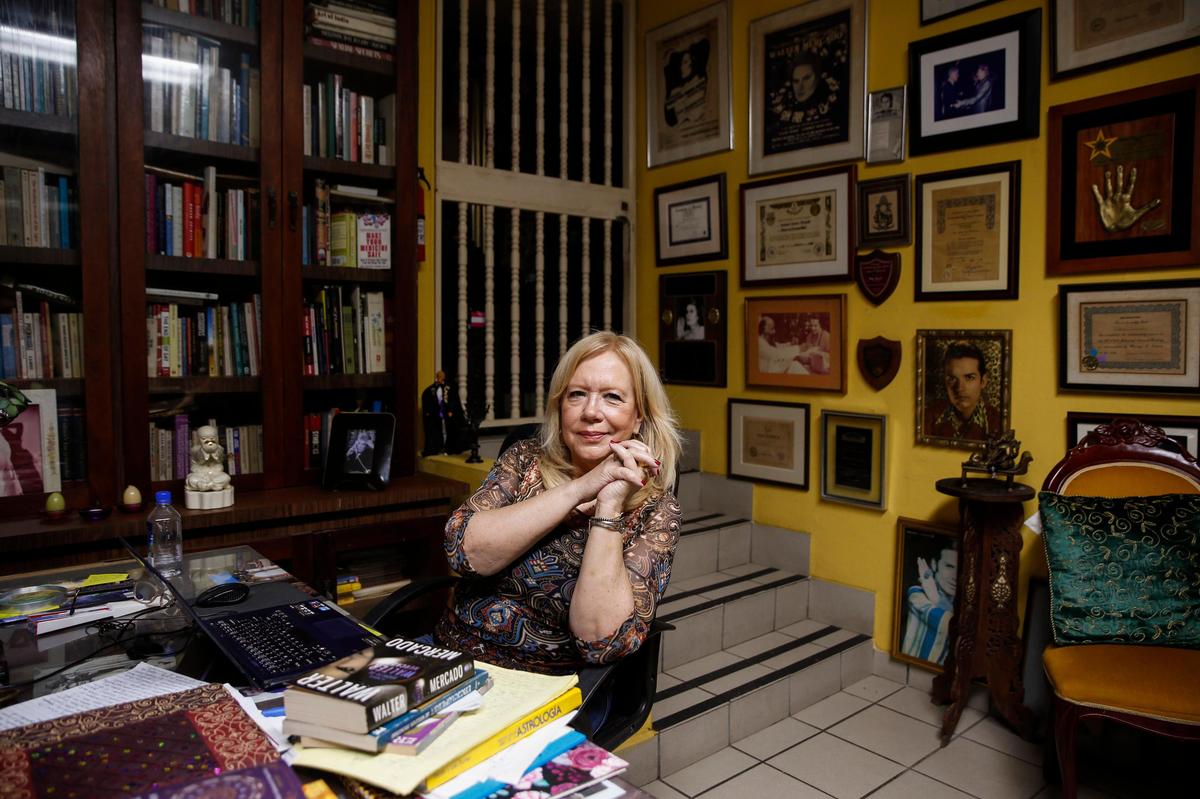 Betty Benet Mercado en la oficina de la casa de su tío Walter Mercado en San Juan, Puerto Rico, donde sus sobrinas trabajaban con él. José E. Jiménez-Tirado for the Miami Herald)