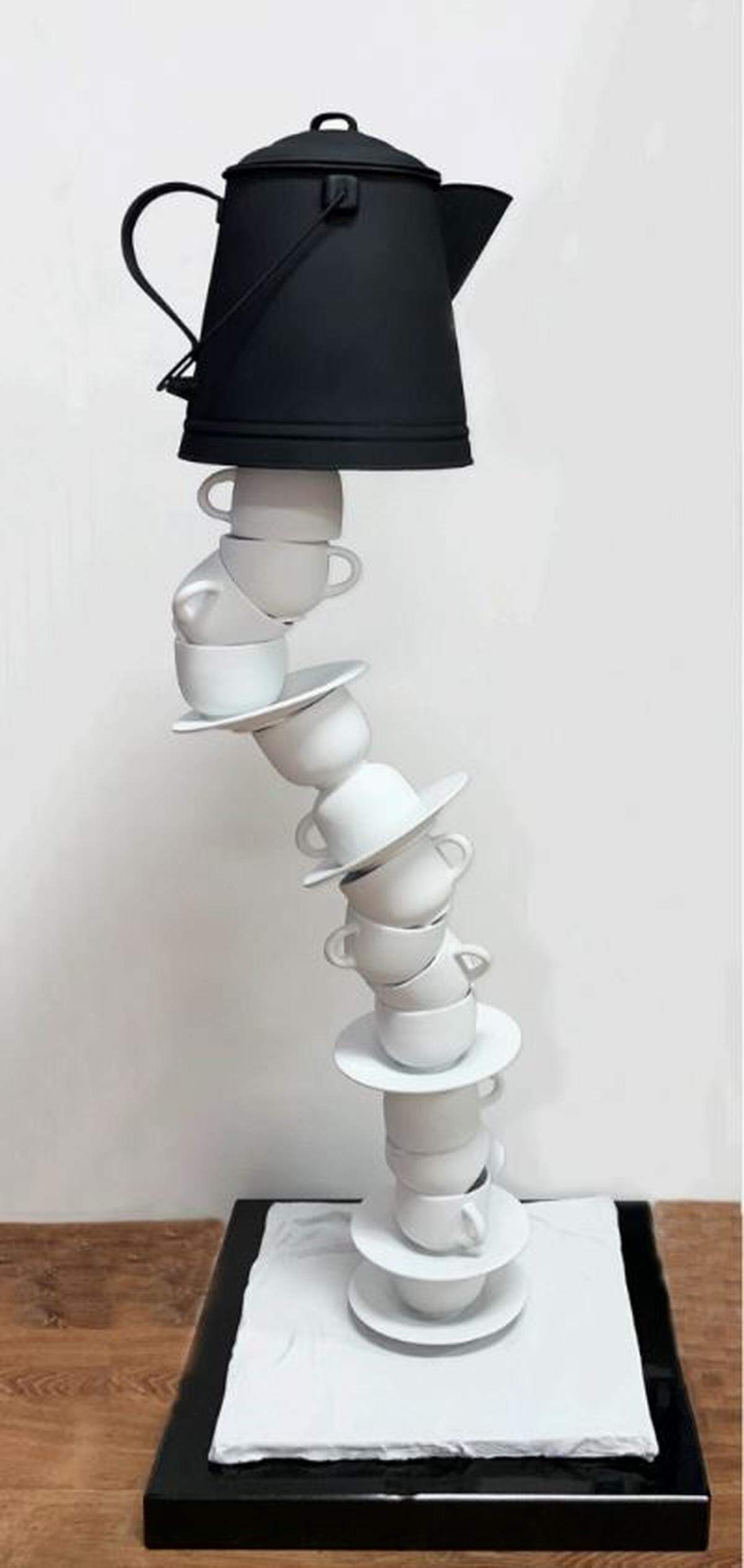“Space Station”, 2023, Julio Larraz, bronce, Edición 3/10, 46.8 x 17.3 x 17.3 in. Galería Ascaso.