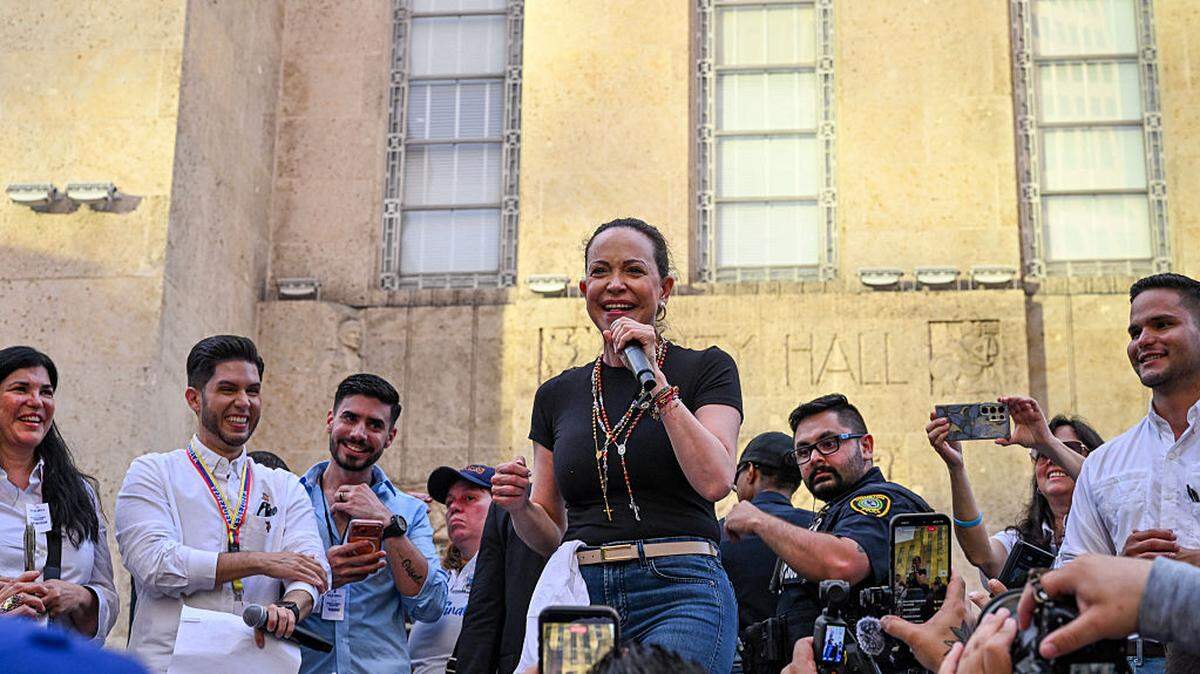 La líder opositora y premio Nobel de la Paz María Corina Machado habla durante una reunión con la comunidad venezolana en el centro de Houston, Texas, el 24 de marzo de 2026. 