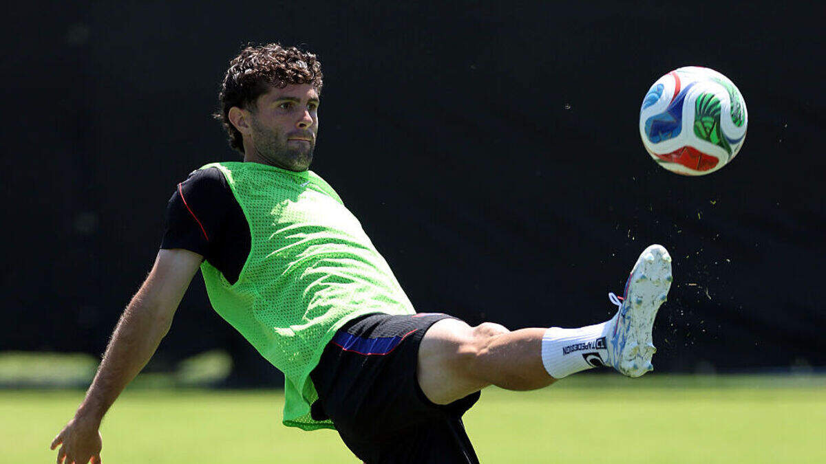 El delantero Christian Pulisic domina el balón en un entrenamiento con la selección de Estados Unidos, el 10 de junio de 2026 en Irvine, California.