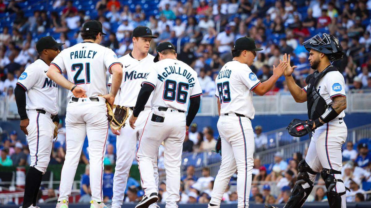 El abridor de los Marlins Valente Bellozo (83) es felicitado por el receptor Agustín Ramírez (der.) luego de su gran labor ante los Dodgers de Los Angeles, en el partido celebrado el 7 de mayo de 2025 en Miami.