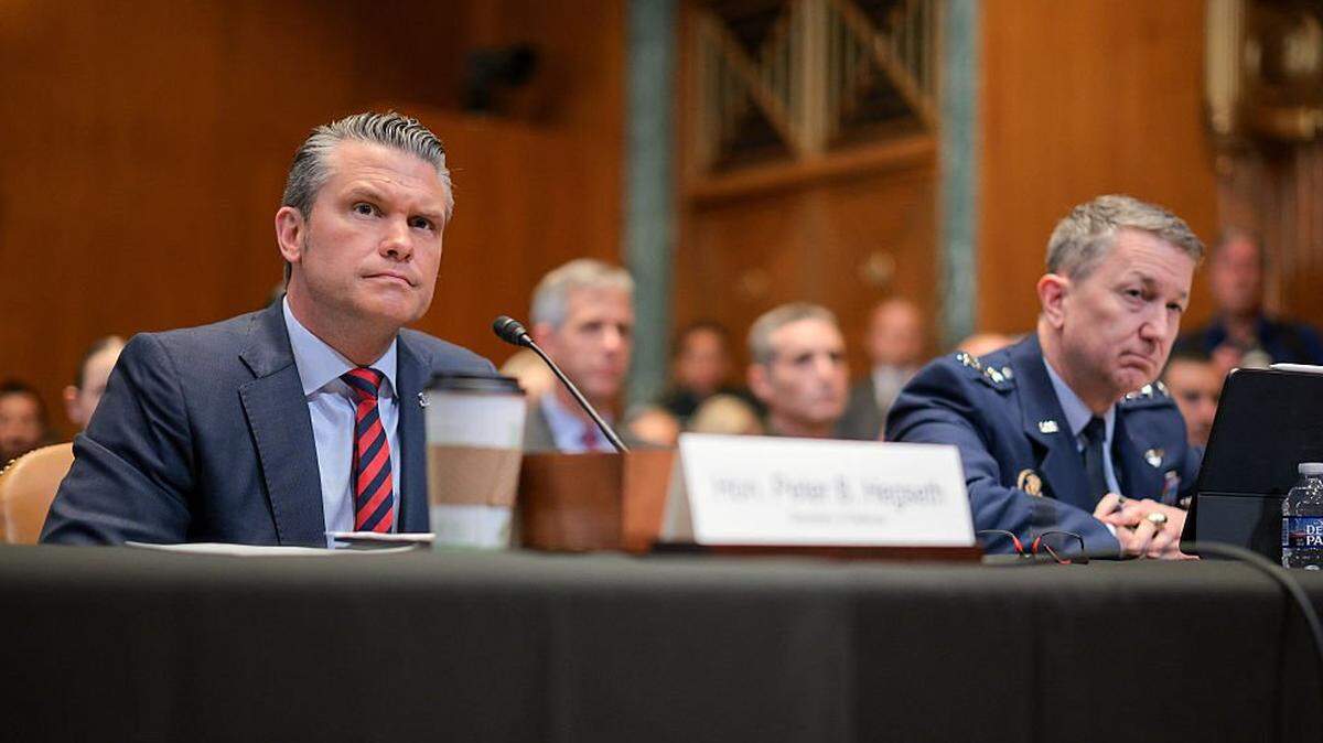 El Secretario de Guerra de los EEUU, Pete Hegseth (izq.), y el presidente del Estado Mayor Conjunto, el general Dan Caine, comparecen ante el Comité de Asignaciones del Senado durante una audiencia sobre la solicitud presupuestaria para el año fiscal 2027, el 12 de mayo de 2026 en Washington, DC. La administración Trump solicita una cifra sin precedentes de 1.5 billones de dólares para el Pentágono, lo que representa un aumento del 50 por ciento con respecto al presupuesto del año anterior.
