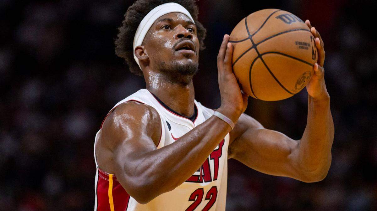 El astro del Miami Heat Jimmy Butler (22) lanza tiros libres contra los Chicago Bulls en el Kaseya Center el viernes 14 de abril de 2023.