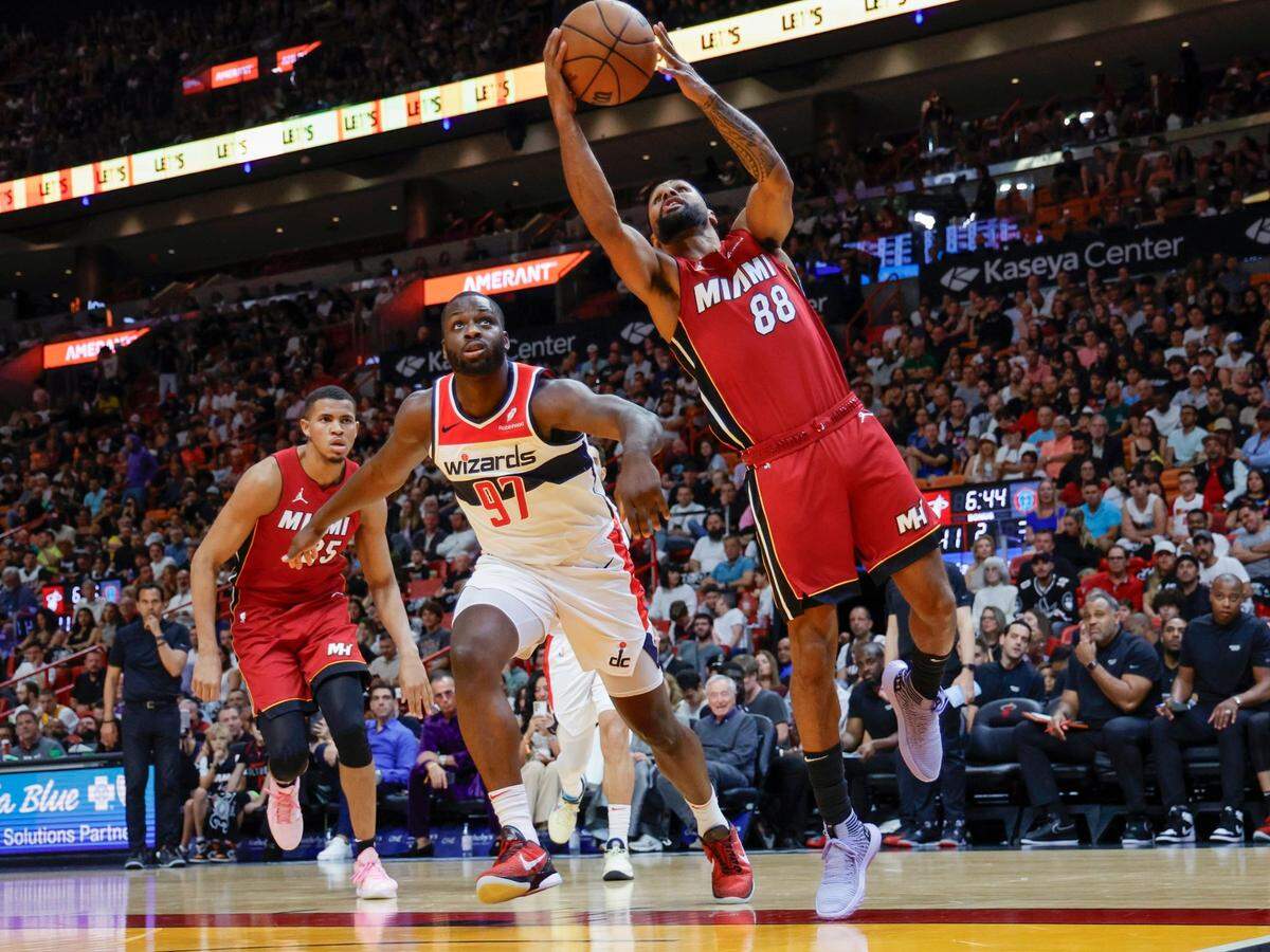 El jugador del Heat Patty Mills entra al aro ante la marca de Eugene Omoruyi, de los Wizards de Washington, en el partido celebrado el 10 de marzo de 2024 en Miami.
