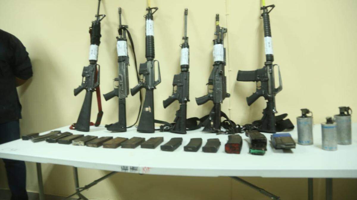 La policía haitiana confiscó más de 700 balas de varios calibres y armas de alta potencia en una operación durante la noche del 24 y 25 de agosto de 2025 en las colinas sobre Puerto Príncipe.