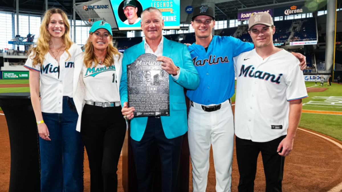 El expelotero Jeff Conine posa con Griffin Conine (der.), su esposa y sus otros dos hijos tras ser exaltado al Salón de la Fama de las Leyendas de los Marlins, el domingo 30 de marzo de 2025 en el loanDepot park de Miami.
