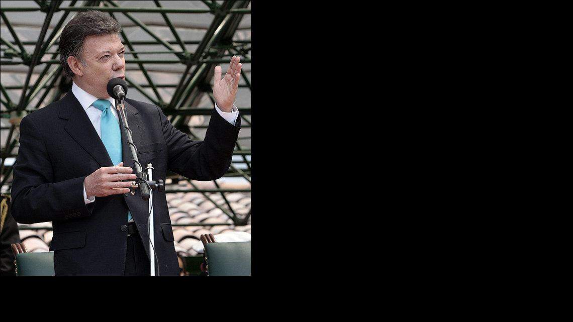 El ministro de Defensa de Colombia, Juan Manuel Santos habla durante un acto de despedida con miembros de las Fuerzas Armadas en la Escuela de Cadetes Jose María Cordova en Bogotá, el 22 de mayo, luego de que renunciara a su cargo para no inhabilitarse y poder aspirar a la presidencia de la República.