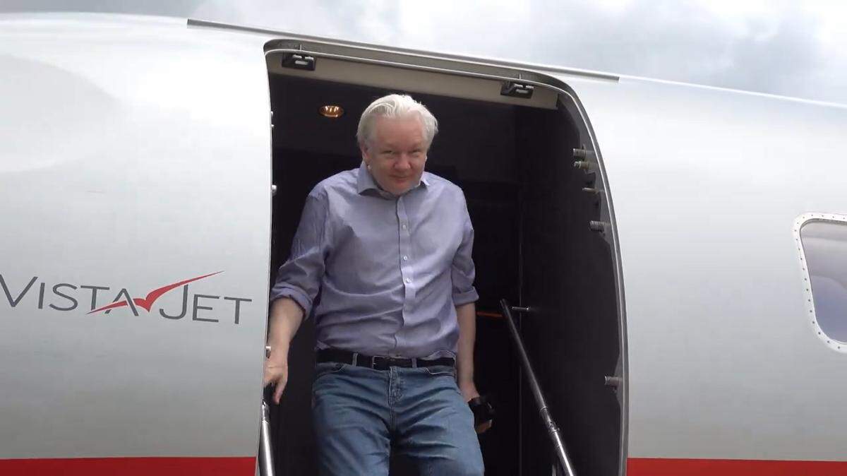 Imagen tomada de un video en X (antes Twitter) de la cuenta de WikiLeaks, que muestra Julian Assange llegando a Bangkok, Tailandia, el martes 25 de junio de 2024.