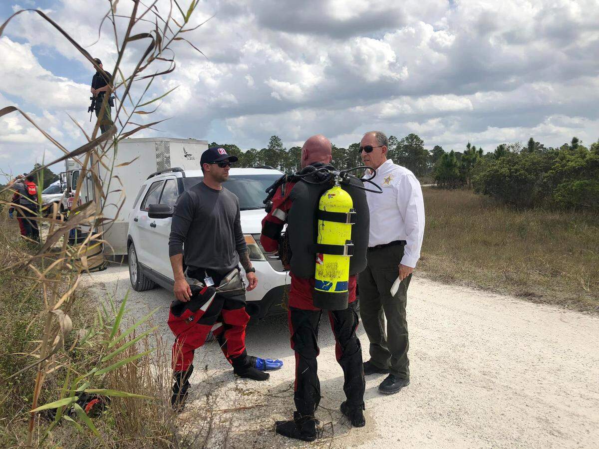 Los restos humanos encontrados cerca de un cocodrilo que los estaba custodiando pertenecen a un hombre del Condado St. Lucie, en la costa este del estado de la Florida.