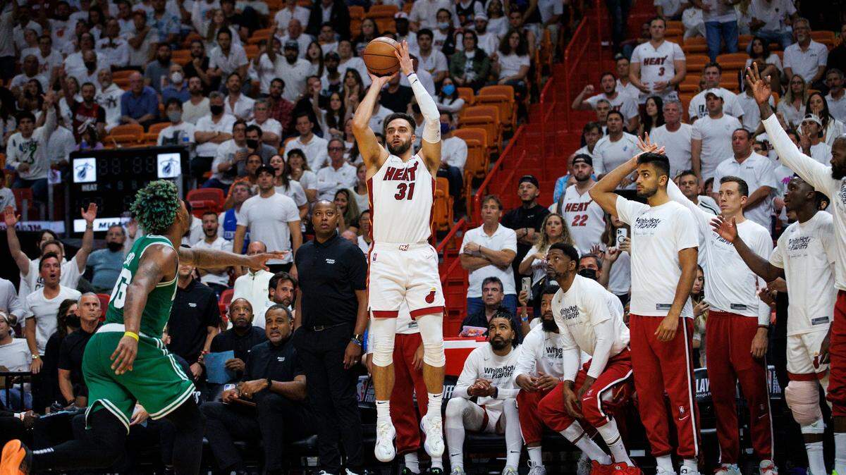 El jugador del Heat Max Strus tira al aro ante la marca de Marcus Smart, de los Celtics de Boston, en el Juego 7 de la Final del Este, celebrado el 29 de mayo de 2022.
