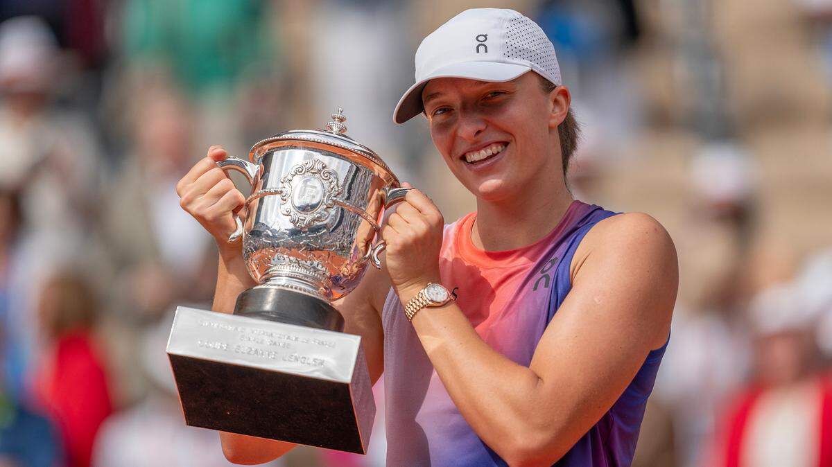 La número uno mundial polaca Iga Swiatek se impuso con total autoridad 6-2, 6-1 en la final de Roland Garros a la italiana Jasmine Paolini,el sábado en París.