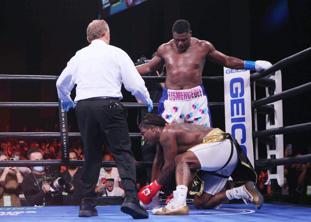 Luis Ortiz sacó su casta para vencer al peligroso Charles Martin y ganarse un puesto de retador obligatorio para el campeón de la Federación Internacional del Boxeo, Oleksandr Usyk.