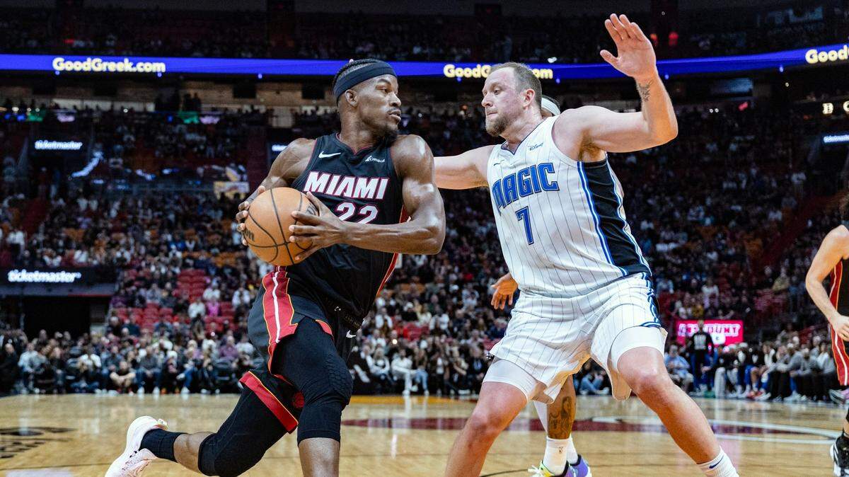 El jugador del Heat Jimmy Butler entra al aro ante la marca de Joe Ingles, del Magic de Orlando, en el partido celebrado el 6 de febrero de 2024 en Miami.