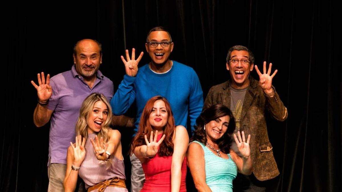 Alexis Valdés (centro) con parte del equipo de ‘Felices... ¿los cuántos’. Desde la izquierda el codirector Osvaldo Strongoli y los actores Alessandra Villegas, Claudia Valdés, Alba Roversi y Yubrán Luna.