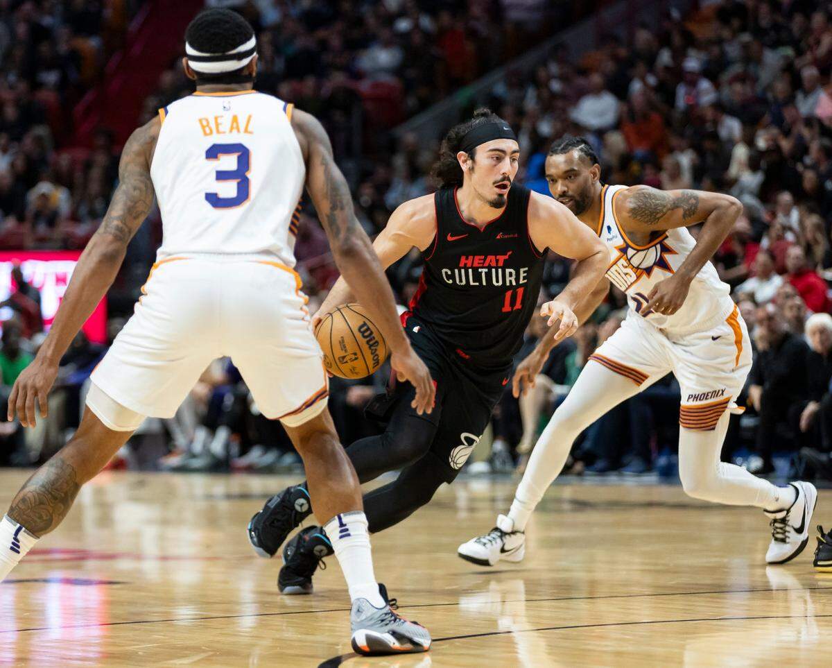 El jugador del Heat Jaime Jáquez Jr. conduce el balón ante la marca de Bradley Beal, de los Suns de Phoenix, en el partido celebrado el 29 de enero de 2024 en Miami.