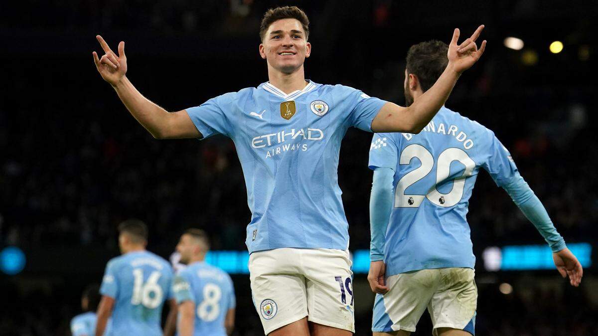 El delantero del Manchester City Julian Álvarez celebra tras anotar un gol en el triunfo de su equipo 2-0 ante el Sheffield United, en el partido celebrado el sábado en el Etihad Stadium, en Manchester.