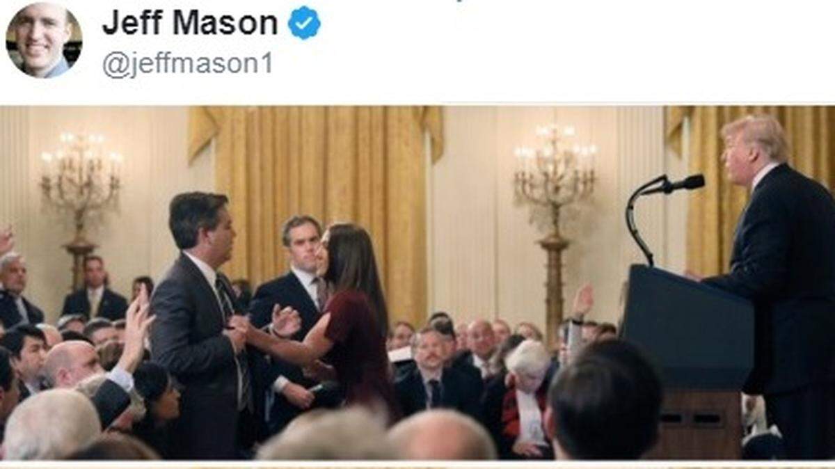 El periodista Jim Acosta fue acusado de “ponerle las manos encima” a una becaria de la Casa Blanca que intentó quitarle el micrófono durante una rueda de prensa en la Casa Blanca, este miércoles 7 de noviembre del 2018.