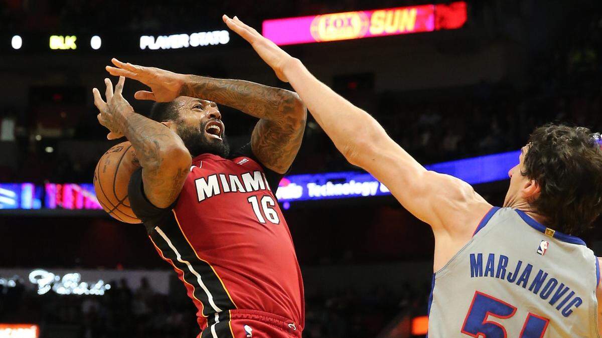 El jugador del Heat James Johnson (16) es bloqueado por Boban Marjanovic, de los Pistons, en el primer cuarto del partido celebrado el 3 de enero de 2017 en Miami.