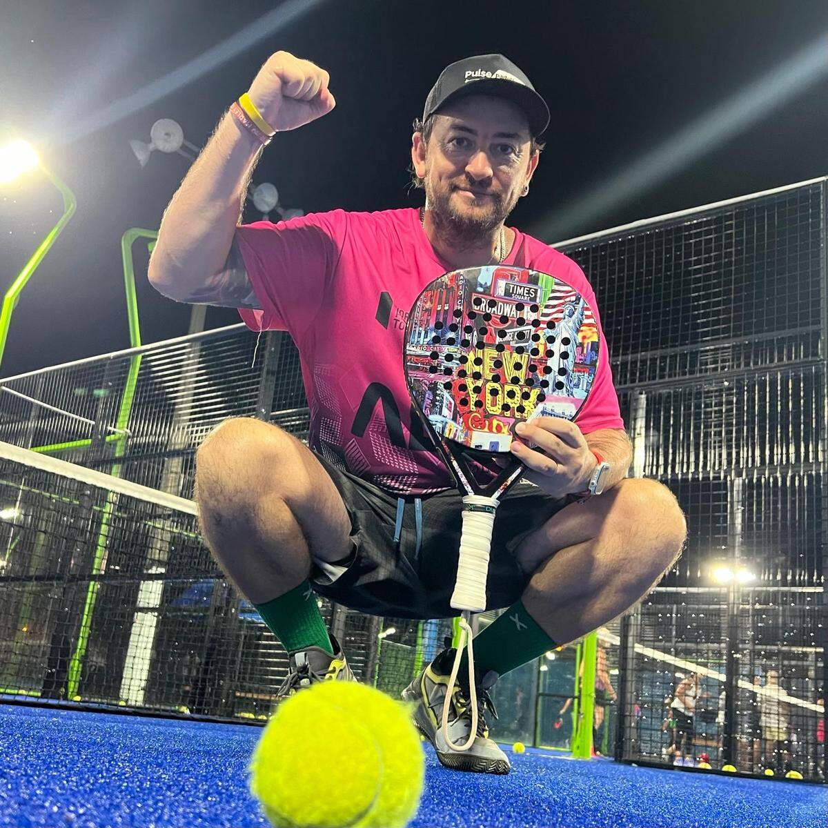 Andrés Contreras, fundador de la escuela de pádel en North Miami, trata de integrar a la comunidad a través del deporte.