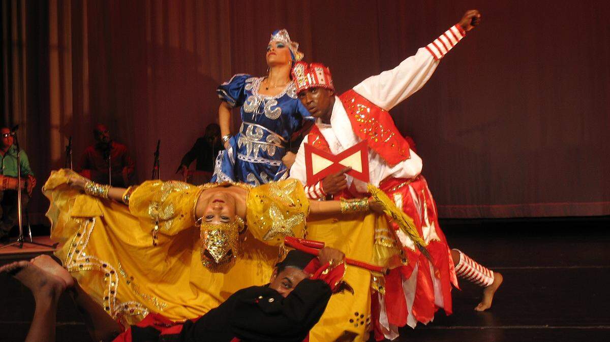 Los bailarines Julio Benítez, Siuledy Rivera, Junier Quintero y Yaimara Cardoza en “Orishas”. Al fondo, los músicos Damian “Buda” Diaz, Ramin Kourasani y Auran Torres.