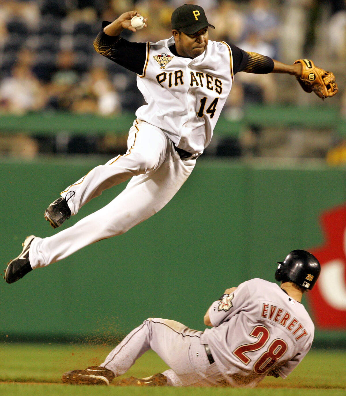 Jose Castillo (14) salta sobre Adam Everett, de los Astros. Foto de archivo.