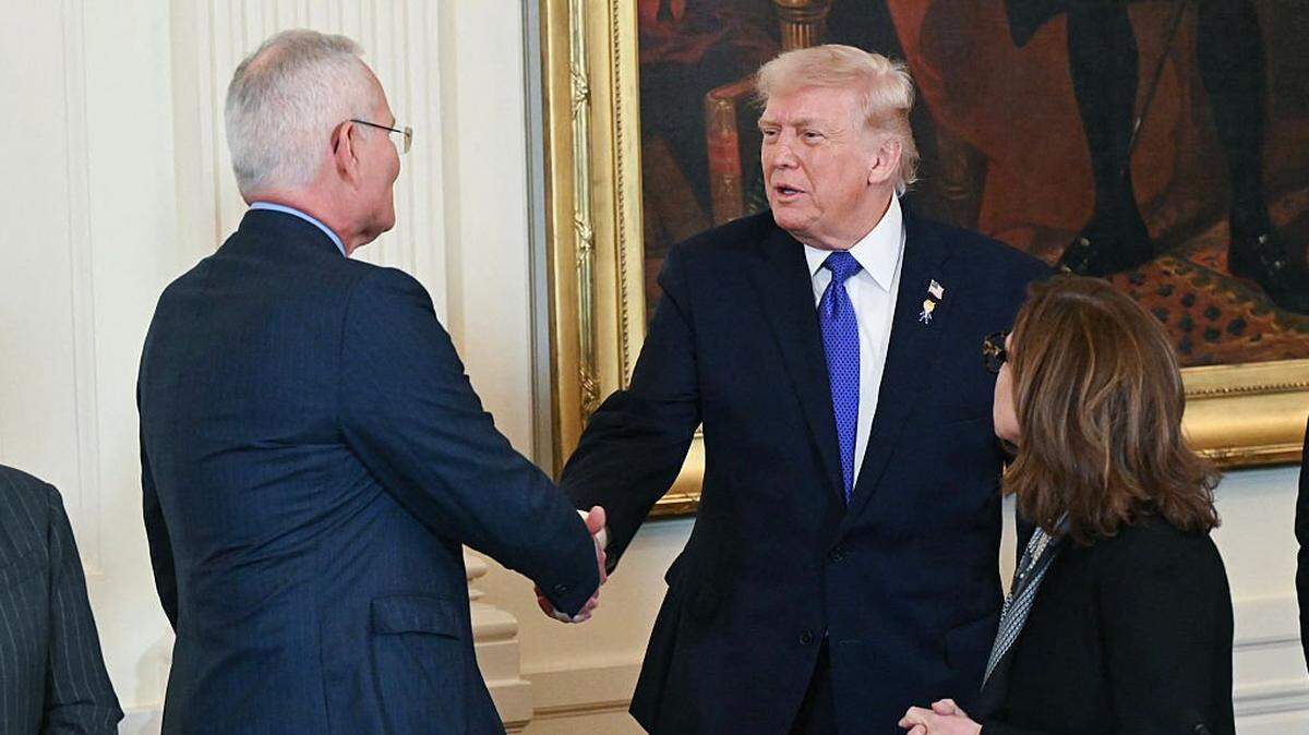 El presidente de Estados Unidos, Donald Trump, le estrecha la mano a Darren Woods, máximo ejecutivo de ExxonMobil, en una reunión celebrada en la Casa Blanca el 9 de enero de 2026 en Washington, DC.
