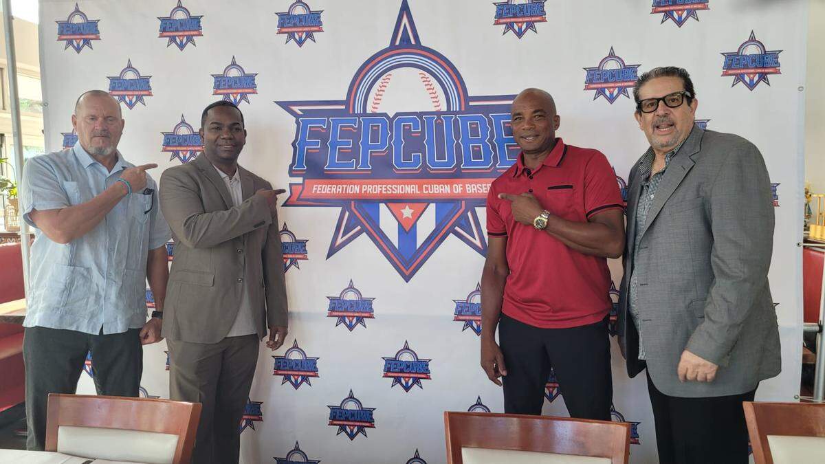 De der. a izq. Armando Llanes Jr., presidente de la Federación Profesional Cubana de Béisbol (FEPCUBE), Orlando “El Duque’‘ Hernández, Edison Rentería, representante de la Serie Intercontinental, y Edilberto Oropesa, miembro de la junta directiva de FEPCUBE. 