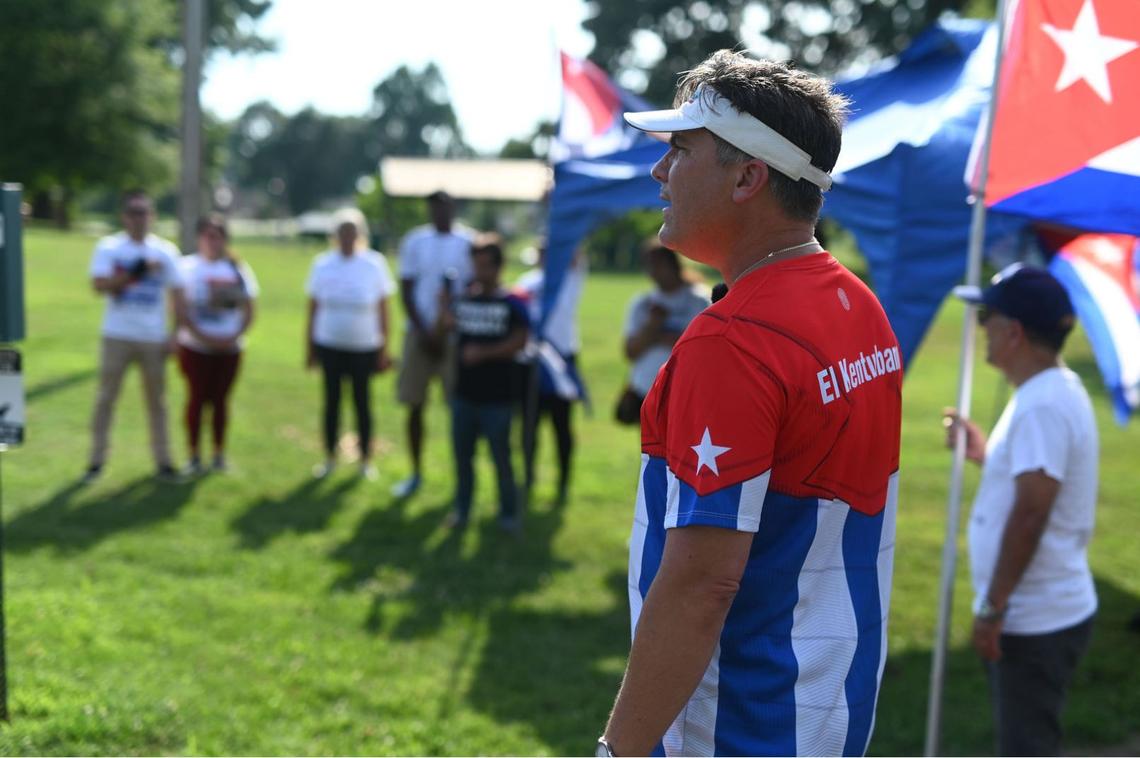 Luis David Fuentes (der.), fundador de la publicación El Kentubano, que resalta los negocios y logros de los cubanos en Louisville, Kentucky, donde la población cubana ha crecido a más de 30,000, nutriéndose de cubanos de otros estados y los recién llegados por la frontera.