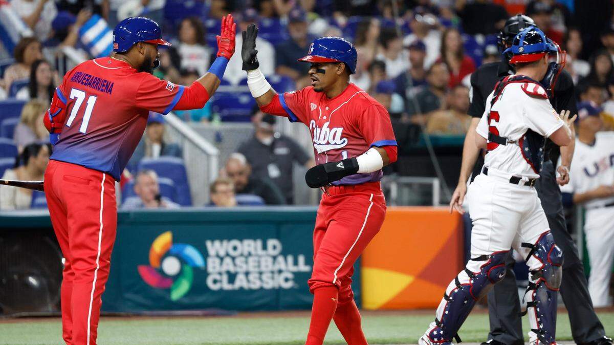 El jardinero de Cuba Roel Santos anota una carrera en el primer inning del partido de semifinal del Clásico Mundial ante Estados Unidos, celebrado el 19 de marzo de 2023 en Miami.