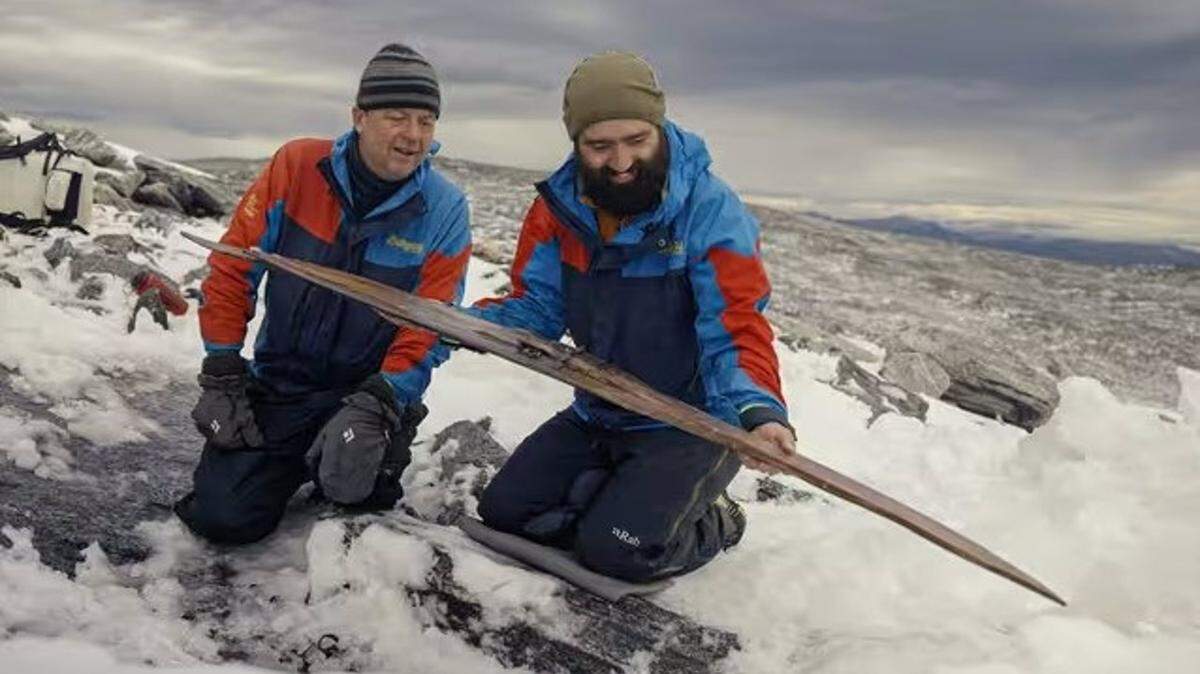 Los arqueólogos admiran un esquí prehistórico descubierto en Digervarden, Noruega - ANDREAS CHRISTOFFER NILSSON.