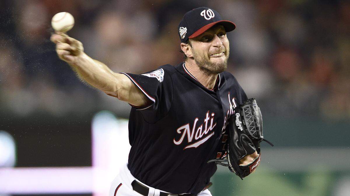 El abridor de los Nacionales Max Scherzer lanza en el cuarto inning del partido ante los Marlins, el 25 de septiembre de 2018 en Washington.