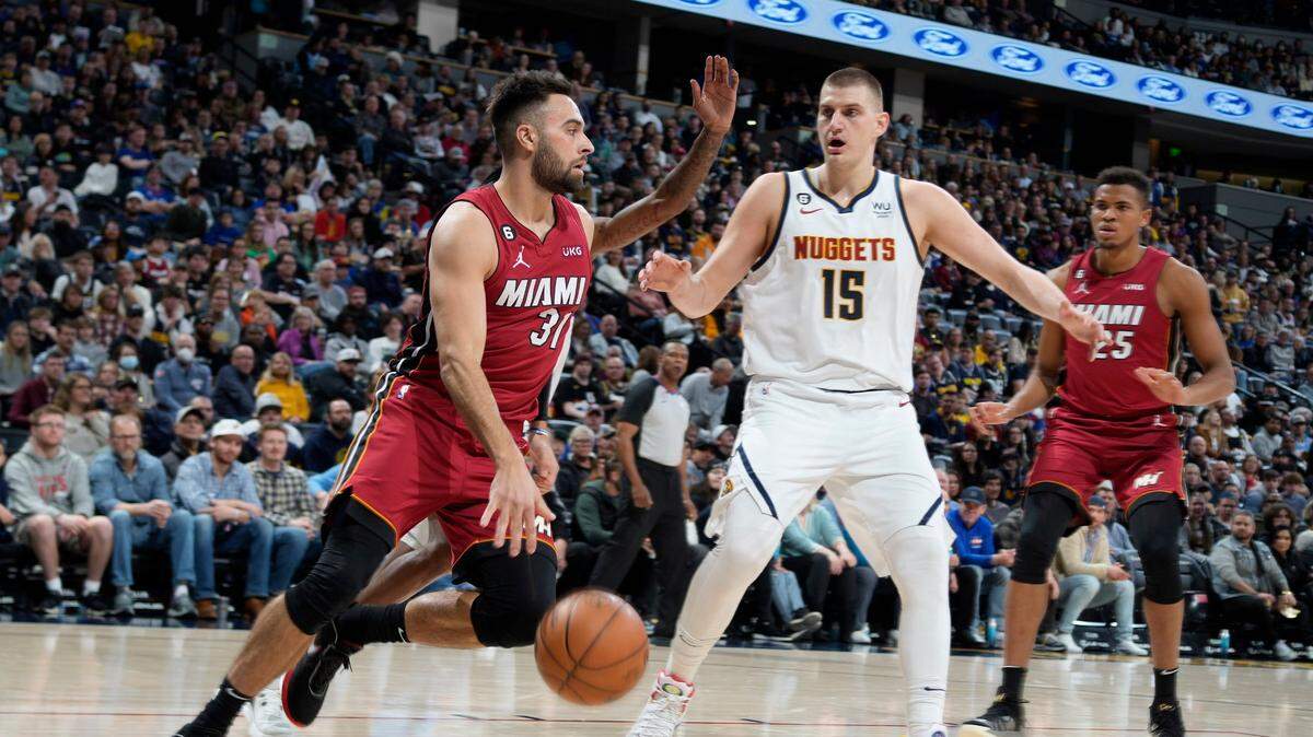 El escolta del Heat Max Strus (izq.) trata de burlar la defensa de Nikola Jokic, de los Nuggets, en el partido celebrado el 30 de diciembre de 2022 en Denver.