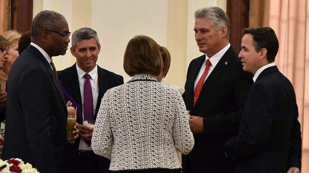 El gobernante cubano Miguel Díaz-Canel (i) se reúne con miembros del Congreso de Estados Unidos, en el marco de la 73 Asamblea General de la ONU, en Nueva York, el lunes 24 de septiembre de 2018.