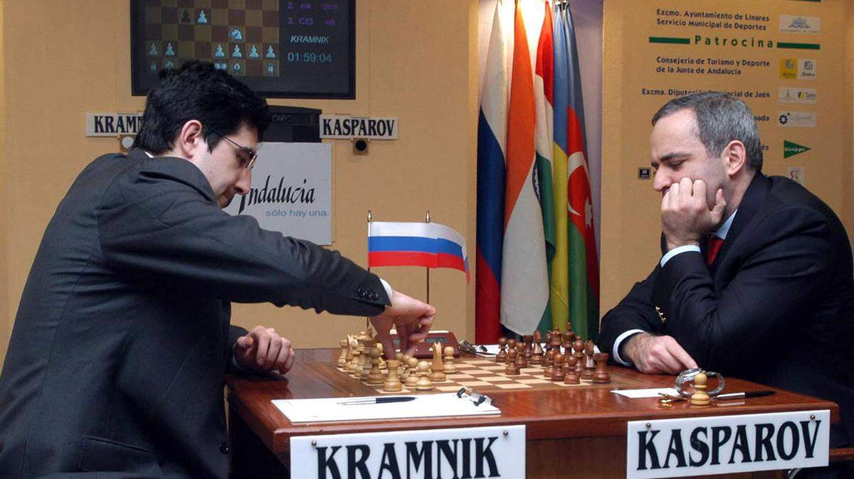 Vladimir Kramnik (izq.) en una partida ante Gary Kasparov, el 22 de febrero de 2003 en el torneo de Linares, España.