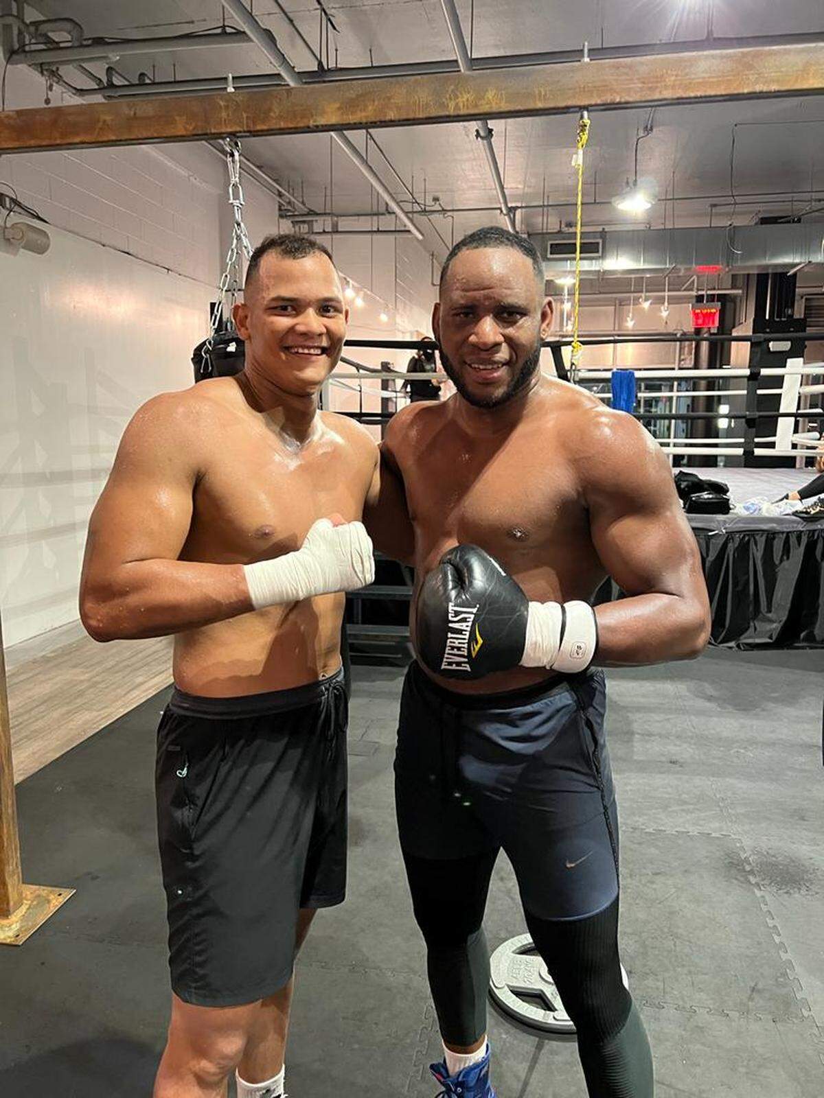 Frank Sánchez junto a su compatriota Geovany Bruzón, quienes suben al ring este 15 de octubre.