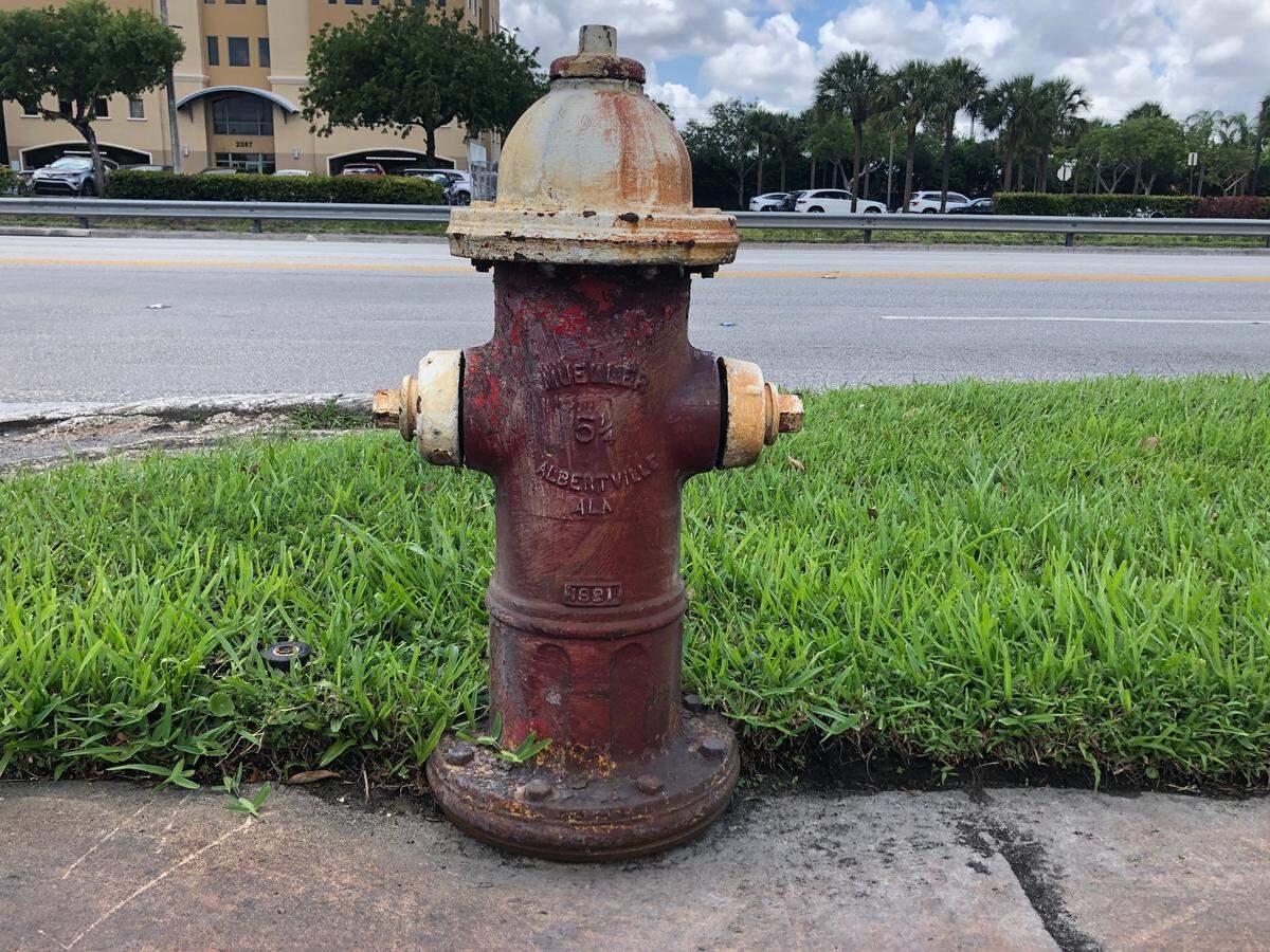 Hidrante deteriorado en zona comercial de Hialeah West 68th St West 5th Av