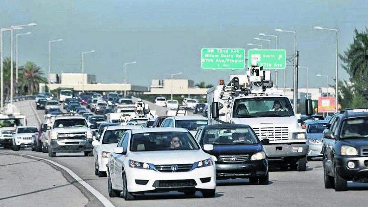 Foto de archivo de vehículos circulando por State Road 836, también conocida como Dolphin Expressway.