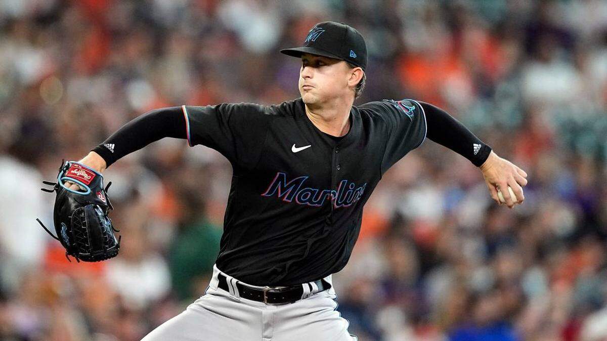 El lanzador abridor de los Marlins de Miami, Braxton Garrett, lanza contra los Astros de Houston durante la primera entrada de un juego de béisbol el sábado 11 de junio de 2022 en Houston.