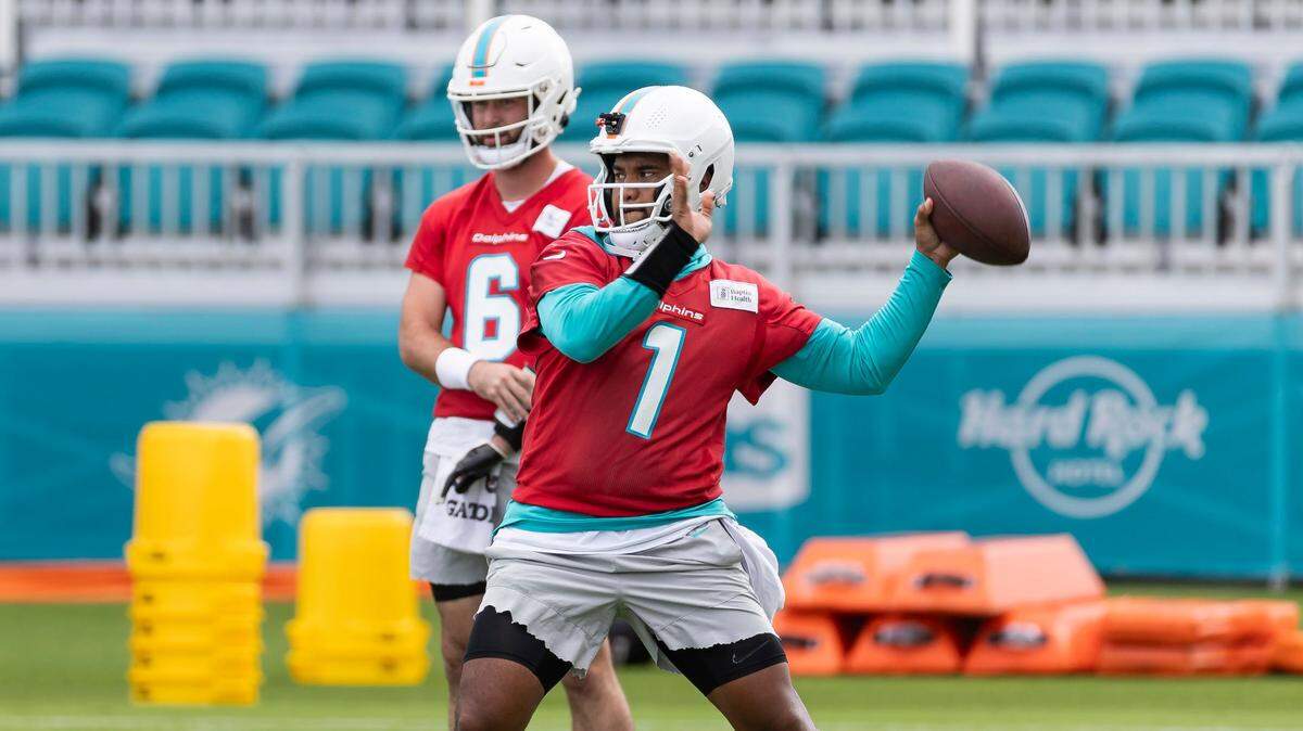 El quarterback de los Dolphins Tua Tagovailoa trata de pasar el ovoide en un entrenamiento con el equipo, el 25 de octubre de 2023 en el Baptist Health Training Complex en Miami Gardens, Florida.