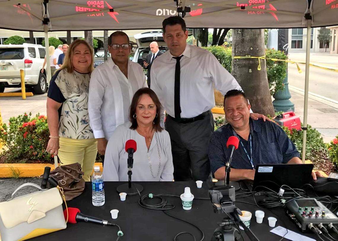 Lourdes D’Kendall, sentada al frente, con el productor Dany Cruz, y detrás María Cristina Ruiz, José Alfonso Almora y José Luis Nápoles.