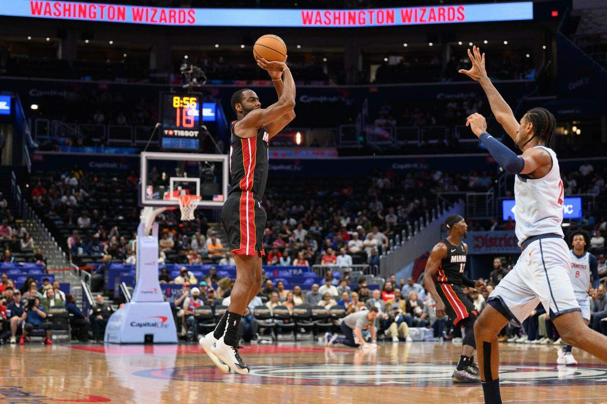 El jugador del Heat de Miami Alec Burks tira al aro en el partido ante los Wizards, celebrado el 31 de marzo de 2025 en Washington.