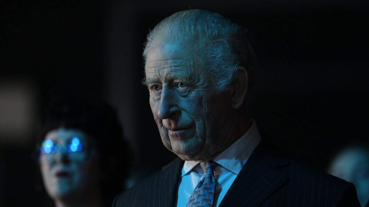 El rey Carlos III durante una visita a Eastbrook Studios, para reunirse con estudiantes que participan en el programa de Aprendizaje y Participación “Make It Here” de Film Barking & Dagenham, el 18 de febrero de 2026 en Dagenham, Inglaterra.