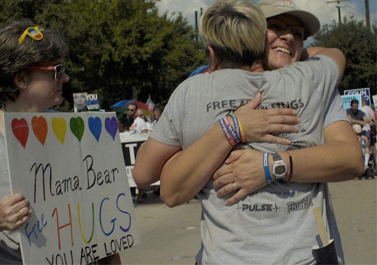 El documental “Mama Bears” retrata a madres luchan ferozmente para hacer que el mundo sea más amable y seguro para todas las personas LGBTQ+.