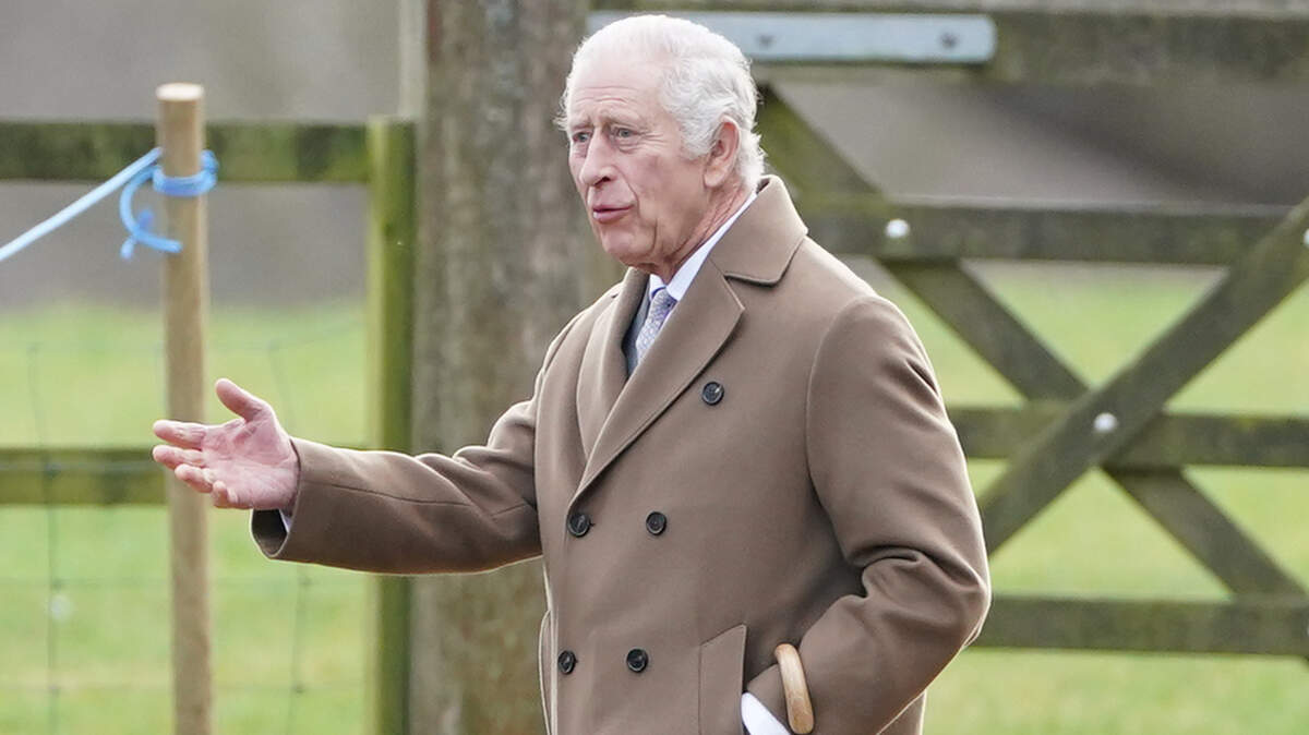 El rey Carlos III se marcha después de asistir a un servicio religioso dominical en la iglesia de Santa María Magdalena en Sandringham, Norfolk. Fecha de la foto: Domingo 7 de enero de 2024.