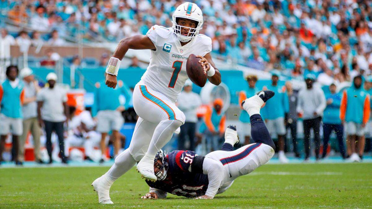 El quarterback de los Dolphins Tua Tagovailoa corre con el ovoide en el partido ante los Texans de Houston, celebrado el 27 de noviembre de 2022 en Miami Gardens, Florida.