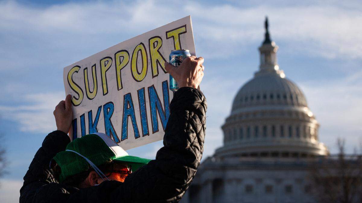 Con una pancarta que dice “Apoyen a Ucrania”, un manifestante participa en una protesta en solidaridad con Ucrania, frente al Capitolio de Estados Unidos, en Washington, DC, el 4 de marzo de 2025.
