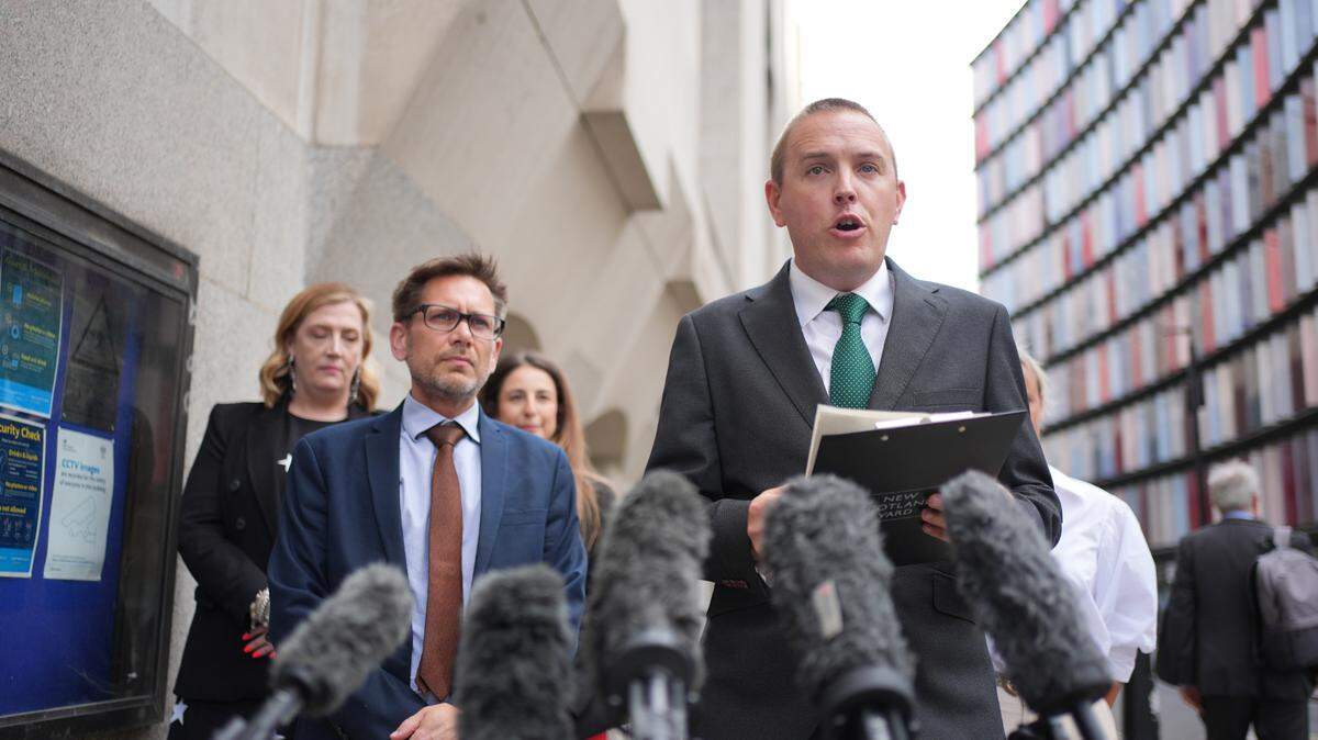 El superintendente detective de la Policía Metropolitana, Lewis Basford, habla con los medios frente al tribunal Old Bailey, en el centro de Londres, el lunes 14 de julio de 2025 donde la aristócrata Constance Marten y su pareja Mark Gordon fueron declarados culpables del homicidio involuntario de su bebé recién nacida. 