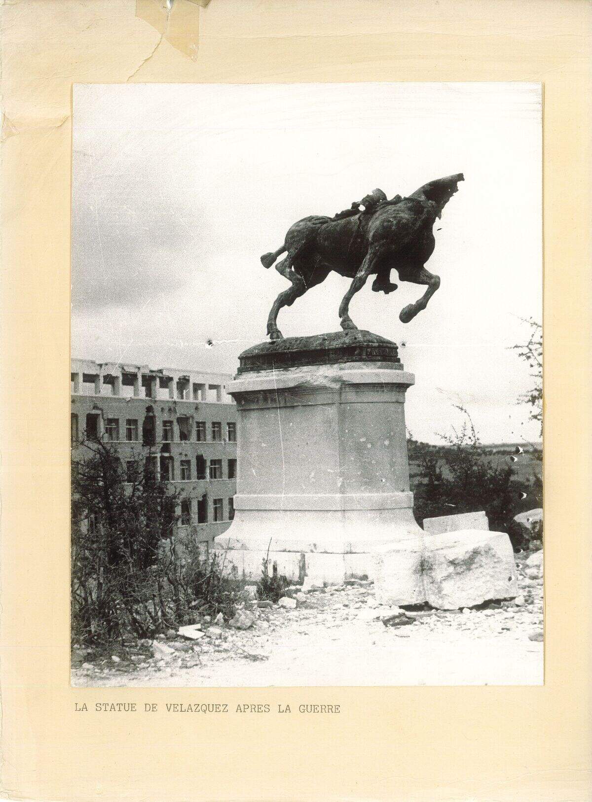 Una tarjeta que refleja estado del monumento después de la Guerra civil.